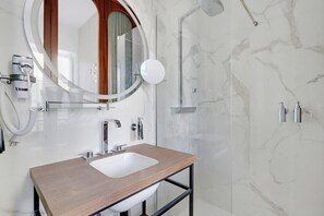 Baignoire, sèche-cheveux, serviettes fournies