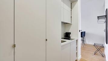 Réfrigérateur, micro-ondes, plaque de cuisson, cafetière/bouilloire