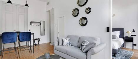 Una televisión, libros