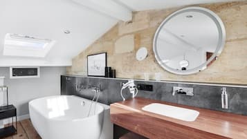 Baignoire, sèche-cheveux, serviettes fournies