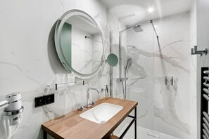 Bathtub, hair dryer, towels - Maison Labruyère - Suite Duplex (Bordeaux)