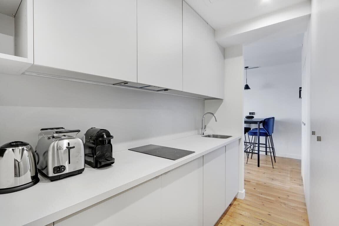 Kjøleskap, mikrobølgeovn, kokeplater og kaffetrakter/tekoker