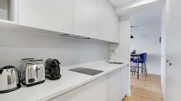 Réfrigérateur, micro-ondes, plaque de cuisson, cafetière/bouilloire