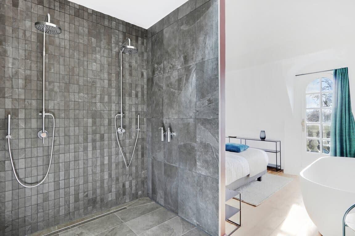 Badewanne, Haartrockner, Handtücher