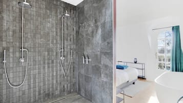 Badewanne, Haartrockner, Handtücher