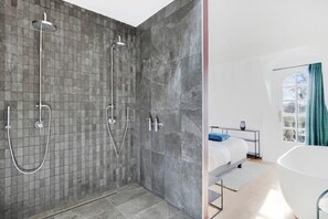 Baignoire, séchoir à cheveux, serviettes fournies