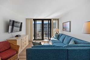 Televisio, pöytätennispöytä, kirjoja