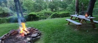 Riverfront cottage. Hiking, fishing, relaxing, pet friendly !