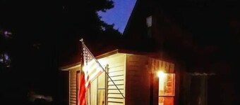 Riverfront cottage. Hiking, fishing, relaxing, pet friendly !