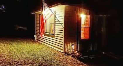 Riverfront cottage. Hiking, fishing, relaxing, pet friendly !