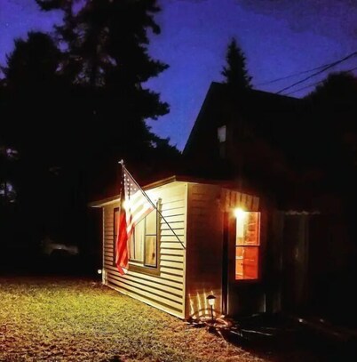 Riverfront cottage. Hiking, fishing, relaxing, pet friendly !