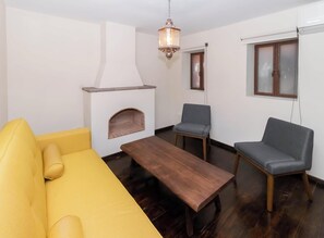 Suite estudio junior | Zona de estar | Smart TV de 40 pulgadas con canales digitales, una televisión