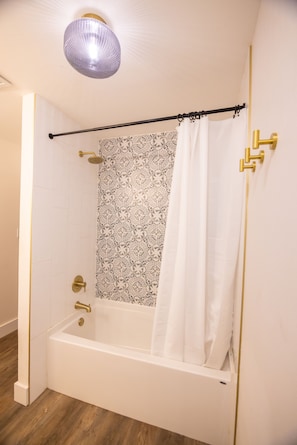 Douche, baignoire Ă jets, sĂšche-cheveux, serviettes fournies