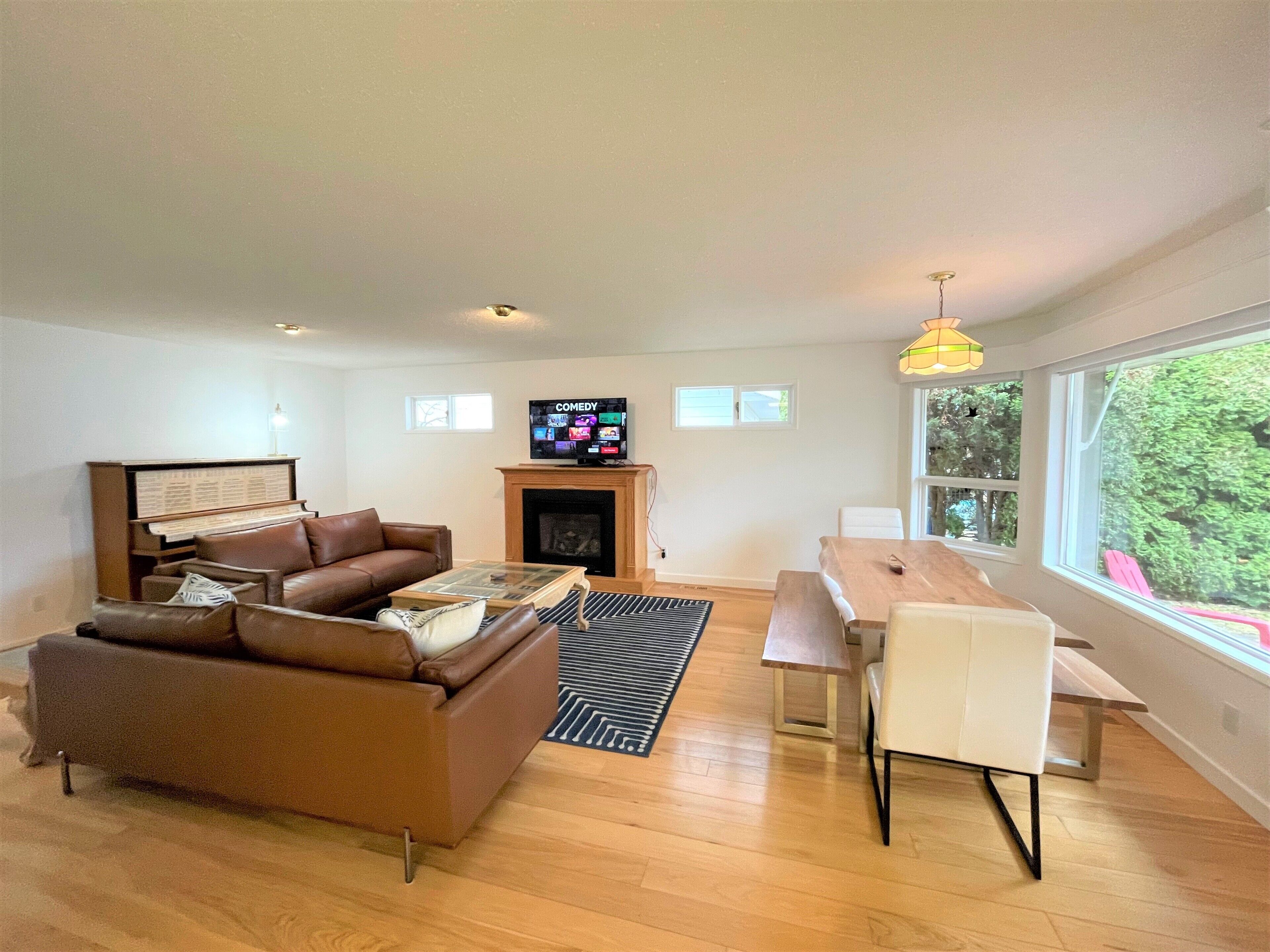 Spacious Bungalow w/ Private Pathway to Shuswap Lake. Comes with Buoy!