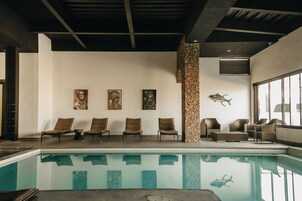 Una piscina cubierta