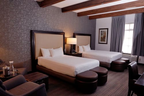 Habitación doble Deluxe | Edredón, decoración personalizada, muebles diferentes y escritorio