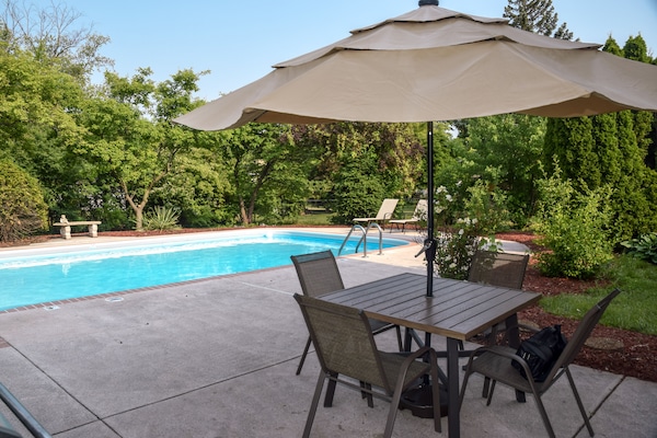 Una piscina al aire libre, una piscina climatizada