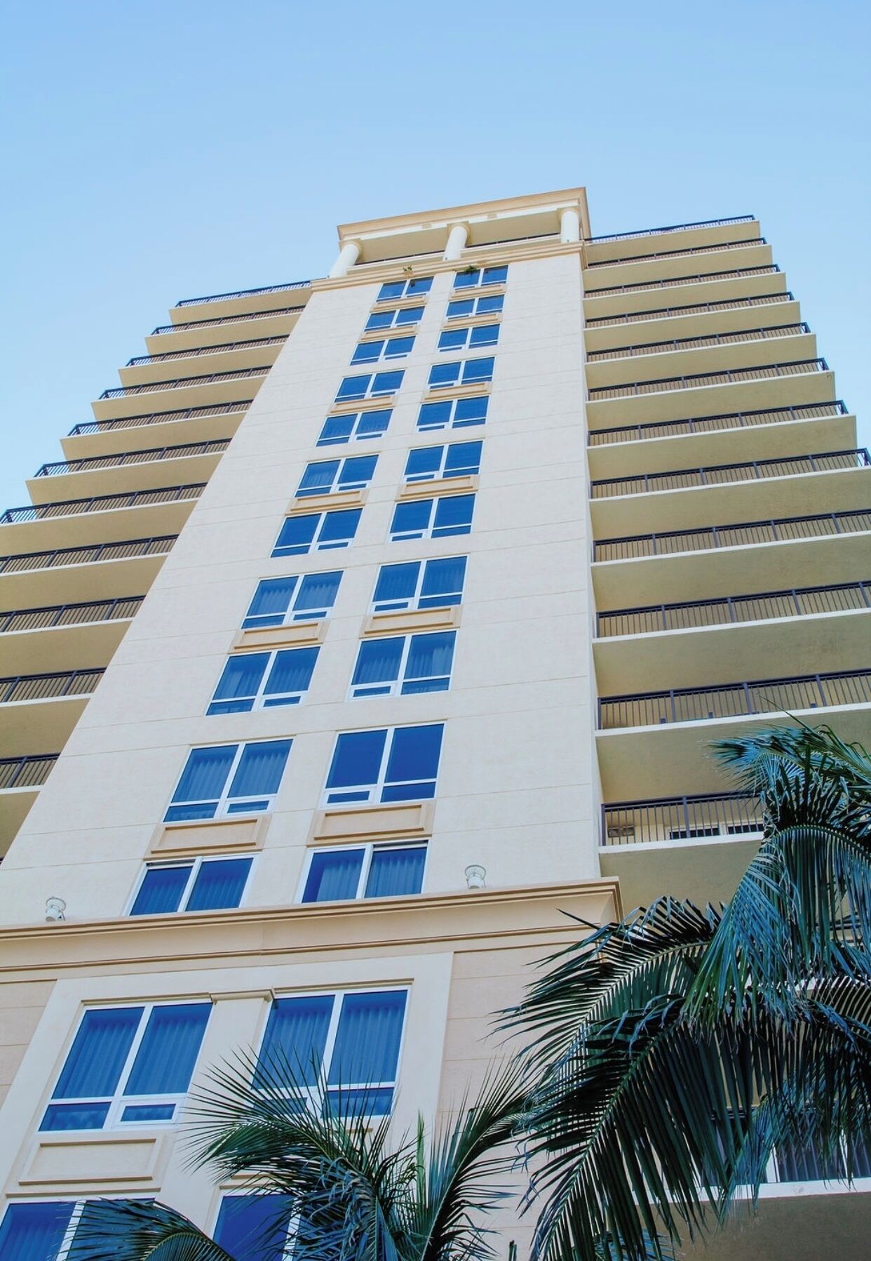 Un grand hôtel à plusieurs étages, doté d’une façade beige, de grandes fenêtres et de balcons.