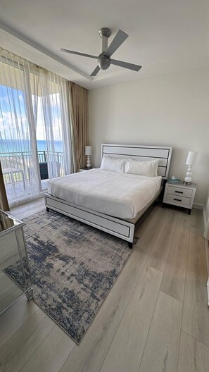 1 chambre, coffre-fort, fer et planche à repasser, lit de bébé portatif