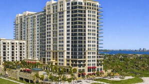Un hôtel de grande hauteur doté de nombreux balcons, situé en bord de mer et offrant une vue sur l’océan.