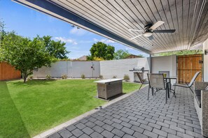 Outdoor dining - The Montecito Casita | Luxury Casita + Yard in Old Town Scottsdale (Scottsdale)