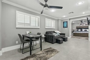 1 habitación, tabla de planchar con plancha, wifi y ropa de cama 