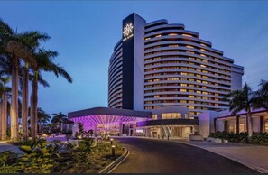 Exterior - Oaks Deluxe Private Apartment - With Ocean View (Surfers Paradise)
