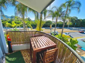 Outdoor dining - Broadbeach, Stylish Apartment Close To everything. (Broadbeach)
