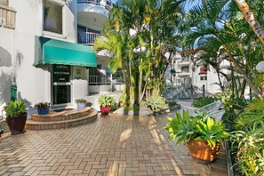 Property grounds - Broadbeach, Stylish Apartment Close To everything. (Broadbeach)