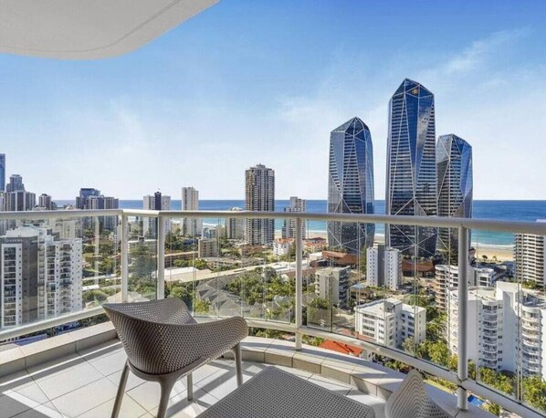 Property grounds - Oaks Hotel - Deluxe Studio Apartment - Ocean Views (Surfers Paradise)