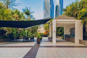 Outdoor dining - Stylish, Studio Apartment, With Ocean View.! (Surfers Paradise)