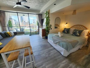 Desk, iron/ironing board, WiFi, bed sheets - Stylish, Studio Apartment, With Ocean View.! (Surfers Paradise)