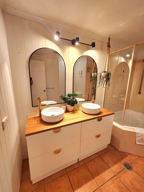 Hair dryer - [Holiday Apartment] In Ramada Resort- Port Douglas (Port Douglas)