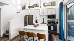 Fridge, microwave, oven, stovetop - Glacier State of Mind (Whitefish)