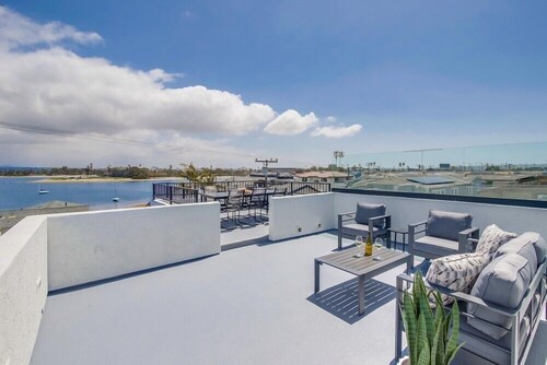 1 House to Beach! 3 Levels + Panoramic Sky View Deck