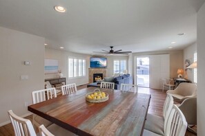 Dining - 1 House to Beach! 3 Levels + Panoramic Sky View Deck (San Diego)