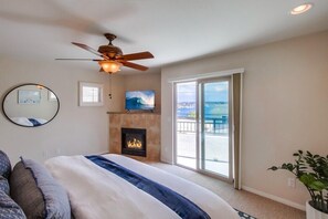 3 bedrooms, desk, iron/ironing board, free WiFi - 1 House to Beach! 3 Levels + Panoramic Sky View Deck (San Diego)