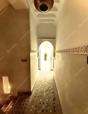 المنشأة من الداخل