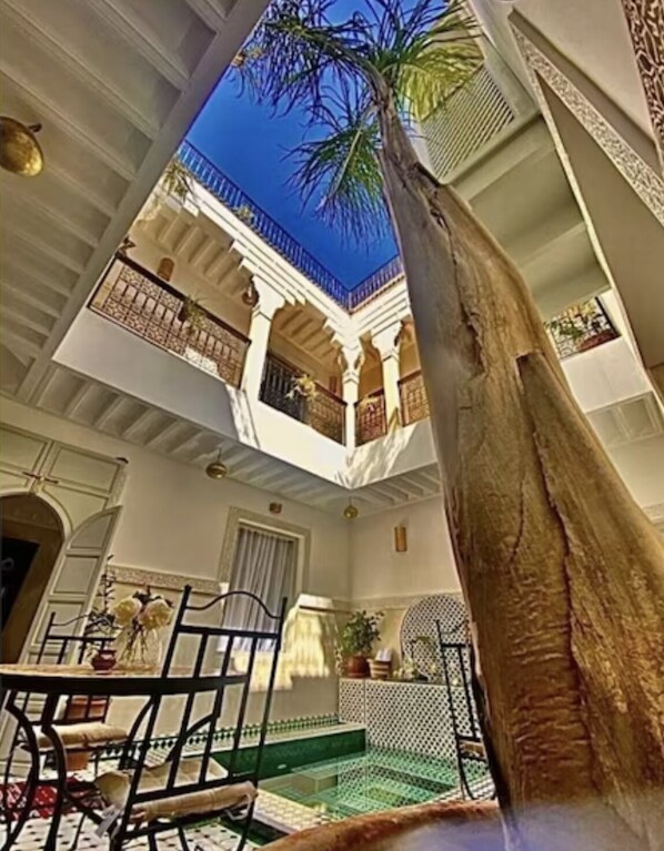 من حمّامات السباحة المغطاة، حمّام سباحة خارجي