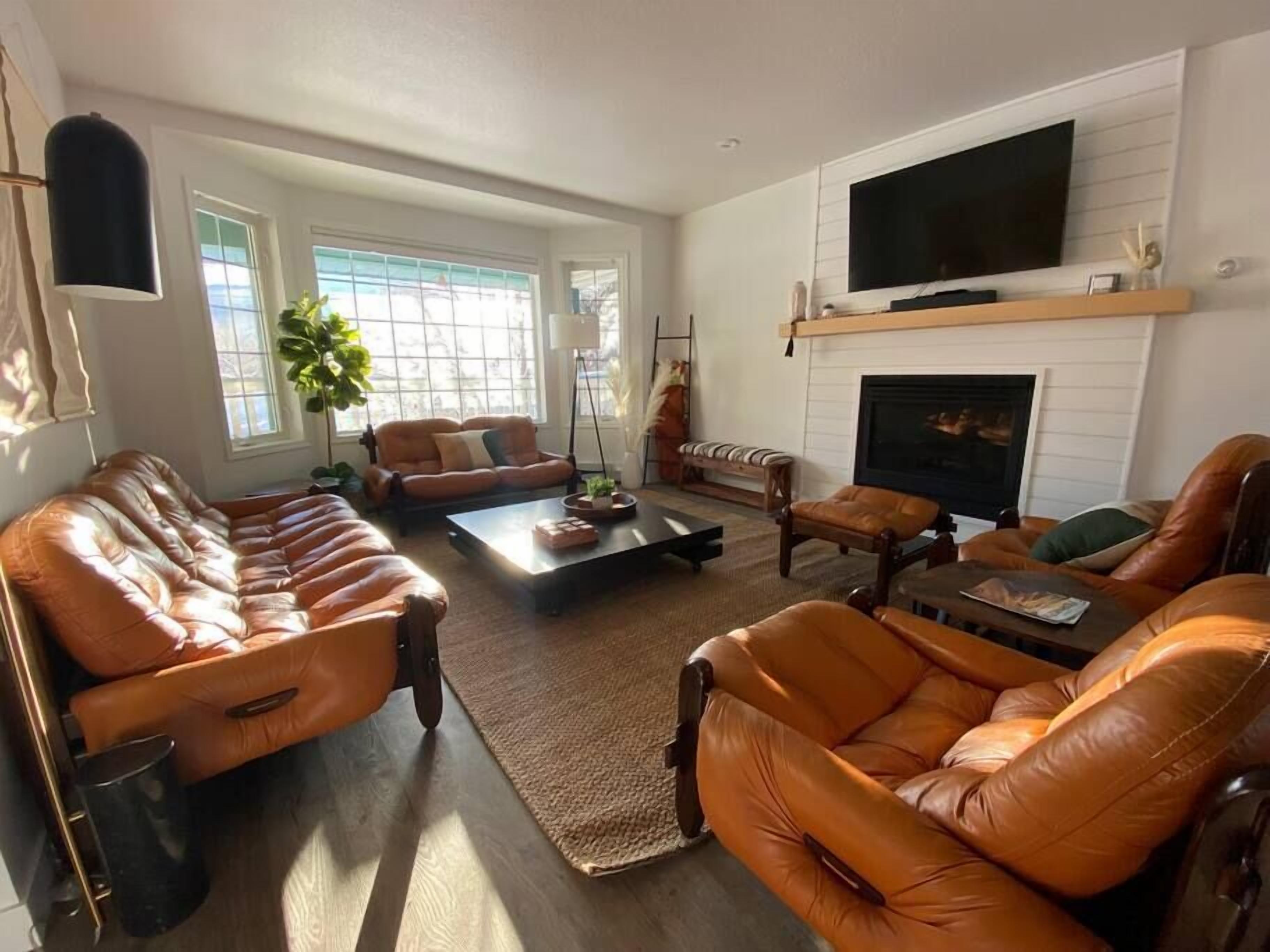 DWELL / Fernie / BC / Hot Tub / Walk to Downtown