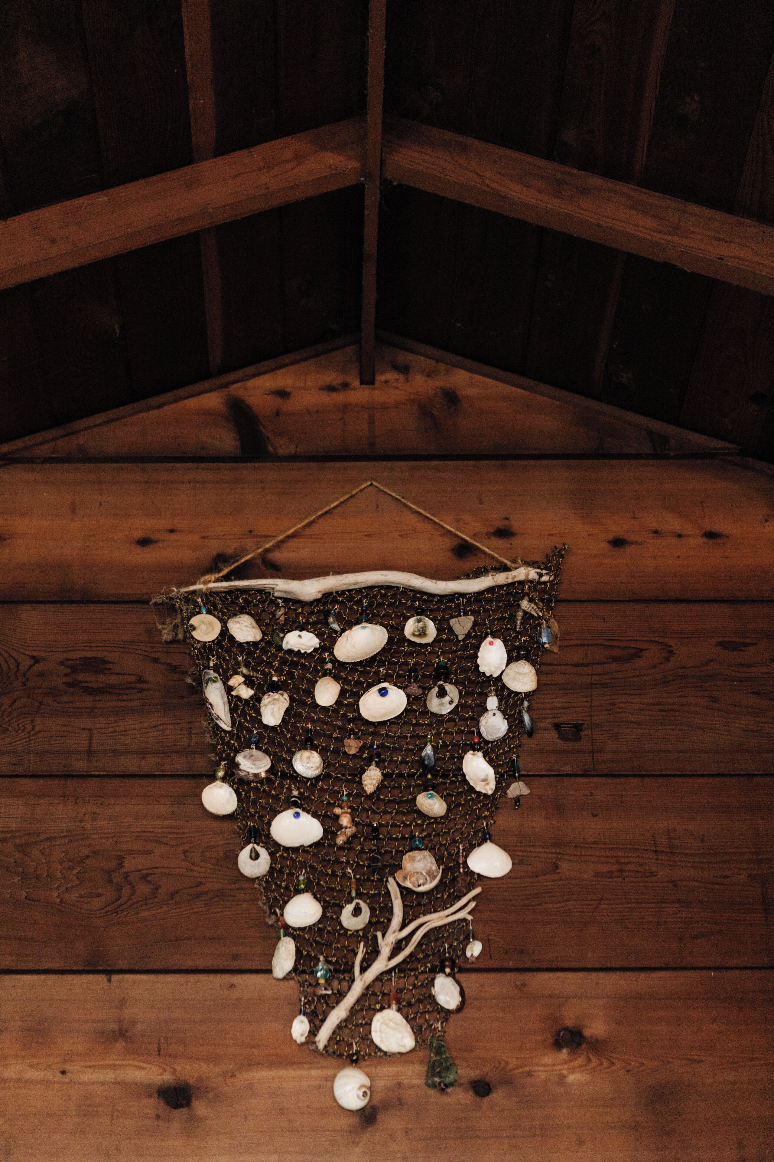 Een houten vloer met een decoratief hangend object.