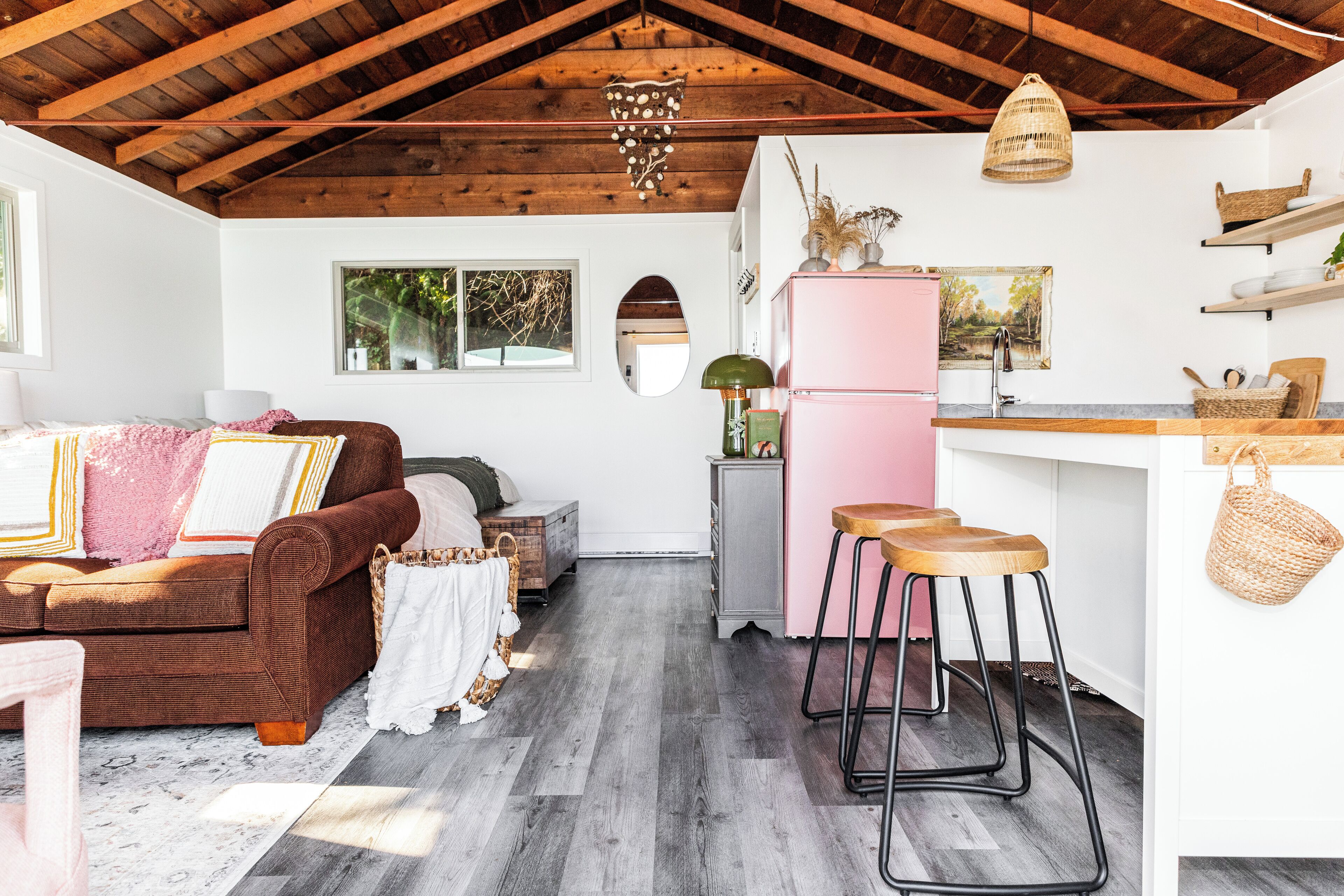 TV connectée, cheminée, livres, chaîne hi-fi