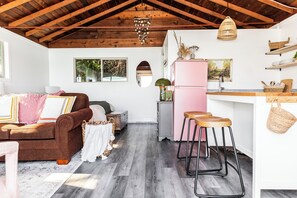 Smart TV, fireplace, books, stereo