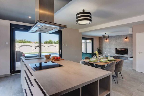 Dining - Villa with swimming pool and sun terrace (Valbandon)