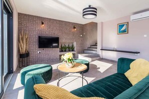 TV - Villa with swimming pool and sun terrace (Valbandon)