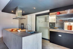 Fridge, oven, stovetop, dishwasher - Villa with swimming pool and sun terrace (Valbandon)