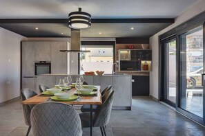 Dining - Villa with swimming pool and sun terrace (Valbandon)