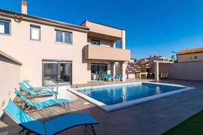 A heated pool - Villa with swimming pool and sun terrace (Valbandon)