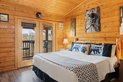 Romantic Studio Cabin near Shows and Attractions