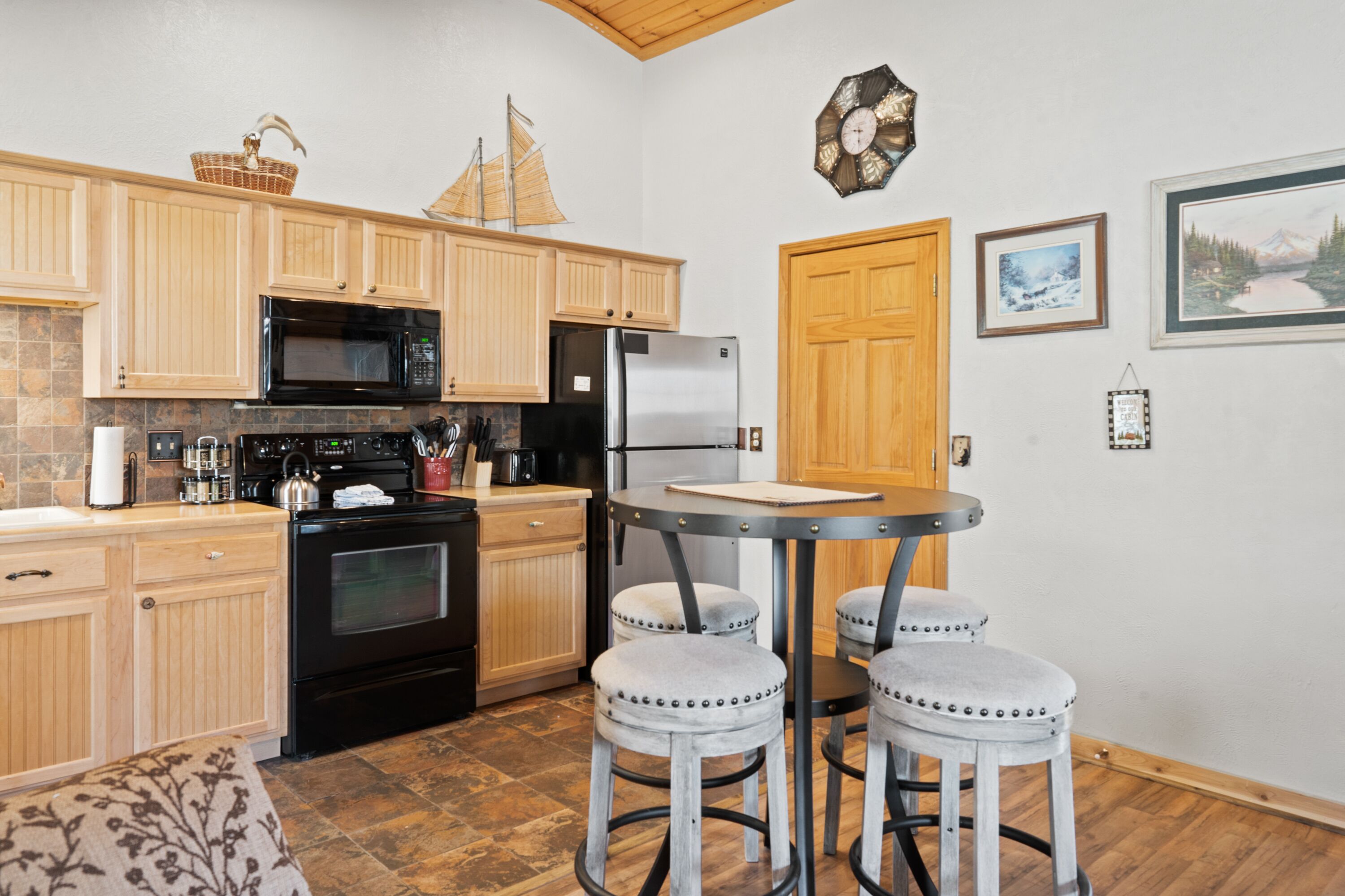 Romantic Studio Cabin near Shows and Attractions